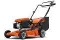 Pomarańczowa kosiarka Husqvarna LC 347V z metalowym silnikiem, bieżnikowane opony, pojemny kosz na trawę, obudowa z tworzywa, ergonomiczne uchwyty dla wygody obsługi.