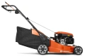 Kosiarka spalinowa Husqvarna LC 347V pomarańczowa, z metalowym korpusem, czarną torbą na trawę, średnimi kołami i uchwytem. Model z logo Husqvarna, idealna do ogrodów.