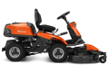 Rider R 320X AWD Husqvarna w kolorze pomarańczowym, z ergonomicznym siedzeniem i czarnymi detalami. Ujęcie z boku, widoczne koła terenowe oraz podzespoły. Elementy sterujące umieszczone na prawym boku, z metalowym osłoną noża na przodzie.