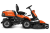Rider R 320X AWD Husqvarna w kolorze pomarańczowym, z ergonomicznym siedzeniem i czarnymi detalami. Ujęcie z boku, widoczne koła terenowe oraz podzespoły. Elementy sterujące umieszczone na prawym boku, z metalowym osłoną noża na przodzie.