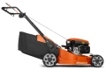 Kosiarka spalinowa LC 353V Husqvarna w pomarańczowej obudowie z czarnymi elementami. Widok boczny, produkt stojący na dwóch kółkach. Wyposażona w siatkowy kosz na trawę, widoczny silnik z oznaczeniami. Rączki w kolorze czarnym.