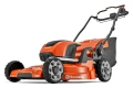 Kosiarka akumulatorowa LC353iVX Husqvarna w kolorze pomarańczowym, z widoczną sylwetką z boku. Stojąca, z dużymi, czarnymi kołami i ergonomiczną rączką. W koszu na trawę zastosowano czarny materiał. Na obudowie logo Husqvarna.