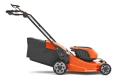 Kosiarka akumulatorowa Husqvarna LC347iVX, pomarańczowa z szaro-czarnymi elementami, bocznie ustawiona. Pojemna tekstylna torba na trawę, charakterystyczne koła i ergonomiczny uchwyt z regulacją wysokości.
