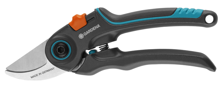 Sekator Gardena ExpertCut z ergonomicznym czarnym uchwytem z niebiesko-pomarańczowymi akcentami, ostrzem ze stali MADE IN GERMANY i widocznym mechanizmem sprężynowym na białym tle.