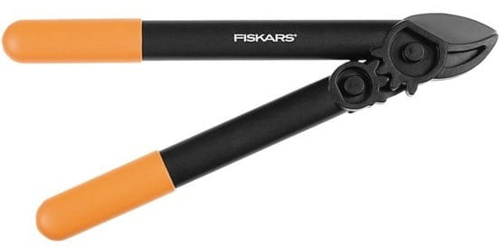 Sekator dźwigniowy kowadełkowy Fiskars, czarny z pomarańczowymi uchwytami. Frontalne ujęcie, rozłożony, z widocznym mechanizmem cięcia na metalowej, matowej głowicy. Ergonomiczne uchwyty zapewniają wygodę.