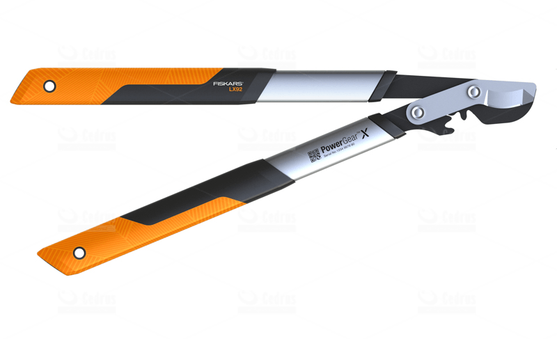 Sekator dźwigniowy L PowerGearX™ marki Fiskars z metalowymi rączkami w szaro-pomarańczowym kolorze. Produkt leży na białym tle, widoczna głowica tnąca oraz logo Fiskars. Kąt ujęcia frontalny, wyraźne detale rączek oraz systemu PowerGearX.