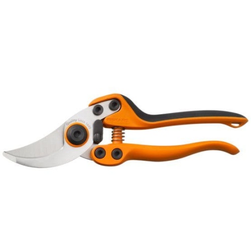Sekator profesjonalny Fiskars PB-8 M, z ergonomicznymi rączkami w kolorze pomarańczowym i czarnym. Widać ostrze ze stali nierdzewnej o półokrągłym kształcie. Produkt prezentowany z boku, na jednolitym tle, z widocznym mechanizmem sprężynowym.