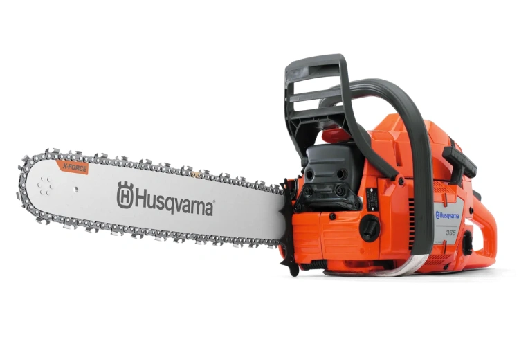 Pilarka Husqvarna 365 X-TORQ w kolorze pomarańczowym, z metalową prowadnicą i łańcuchem, widoczna z boku. Instrument ma teksturowaną rączkę, przyciski na obudowie oraz logo Husqvarna wyraźnie widoczne na obudowie.