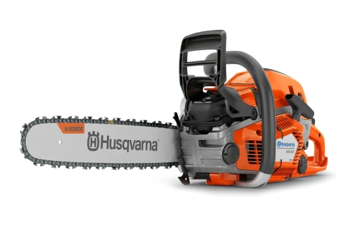 Pomarańczowa pilarka Husqvarna 550XP Mark II z szarymi elementami, metalowym łańcuchem, prowadnicą z logo Husqvarna i wygodnym uchwytem z osłoną. Widoczne detale mechaniczne i elementy mocujące.