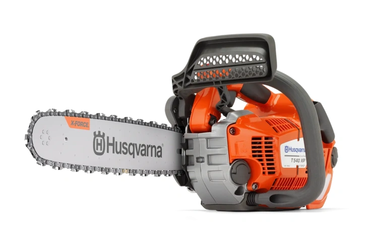 Pilarka Husqvarna T540 XP II w bocznym widoku, pomarańczowo-szara, z długą prowadnicą z logo Husqvarna, wyraźną rękojeścią i silnikiem, o profesjonalnym, narzędziowym charakterze.