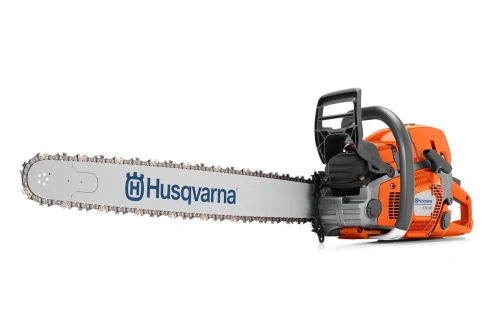 Pomarańczowa pilarka Husqvarna 572 XP z szarym uchwytem, widok z boku. Prowadnica z logo Husqvarna. Maszyna z detali: uchwyty, przyciski, solidna konstrukcja.