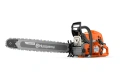 Pilarka Husqvarna 592 XP® w kolorze pomarańczowym z metalowym ostrzem, widoczna z boku. Na prowadnicy znajduje się logo Husqvarna oraz napis X-Tough Light. Produkt jest w stanie nowym, leżący na białym tle, z widoczną rączką i silnikiem.