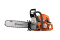 Pilarka Husqvarna 592 XP® w kolorze pomarańczowym, z metalowym ostrzem łańcuchowym. Produkt ukazany z boku, z widoczną jednostką napędową oraz uchwytem. Logo Husqvarna na obudowie oraz oznaczenie X-Force na łańcuchu.