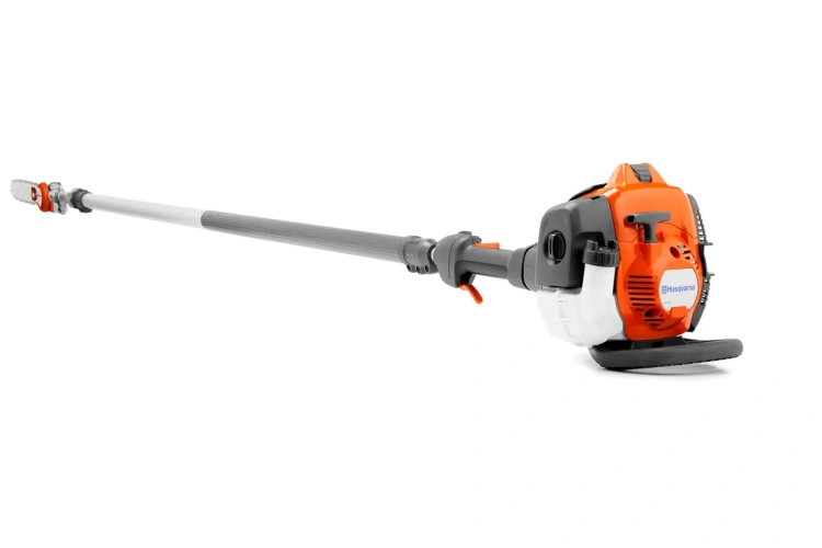 Podkrzesywarka spalinowa Husqvarna 525PT5S w kolorze pomarańczowym i szarym, z rurą teleskopową. Ujęcie z boku, pokazujące silnik z uchwytem. Widoczny system mocowania. Tło białe, produkt na prostym tle.