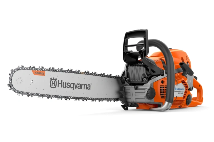 Pilarka Husqvarna 562 XP® Mark II w pomarańczowo-szarym kolorze z logo i napisem X-FORCE na ostrzu, leżąca poziomo, pokazująca uchwyt i detale mocowania.