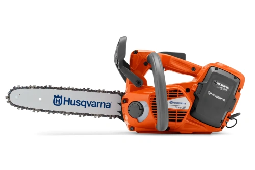 Pomarańczowa pilarka akumulatorowa Husqvarna T535i XP z białą prowadnicą, widok z boku, leży poziomo. Logo Husqvarna, ergonomiczna rączka i przycisk włączający, widoczne mocowanie łańcucha, jednolite tło.