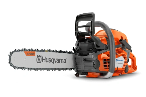 Pomarańczowa pilarka Husqvarna 545 Mark II z szarymi akcentami, widok boczny. Prowadnica z logo i systemem X-Force, uchwyt ochronny. Solidna, profesjonalna.
