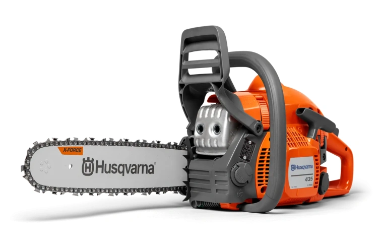 Pilarka Husqvarna 435 II w kolorze pomarańczowym, z silnikiem odsłoniętym z napisem X-FORCE na prowadnicy. Ujęcie z boku ukazuje ergonomiczne uchwyty i mechanizm zabezpieczający. Tło czarne, co podkreśla detale produktu.