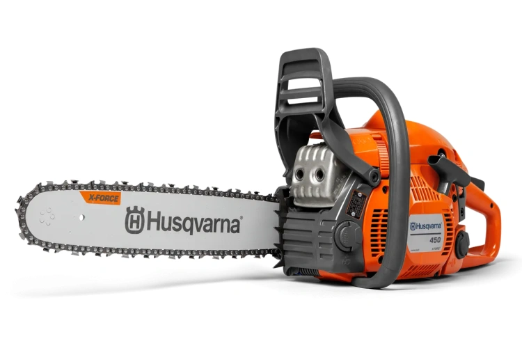Pomarańczowa pilarka Husqvarna 450 II z szarymi detalami i logo, widok z boku. Zbliżenie na silnik, uchwyt oraz łańcuch X-FORCE z logo Husqvarna na prowadnicy. Ergonomiczna konstrukcja i dopracowane detale.