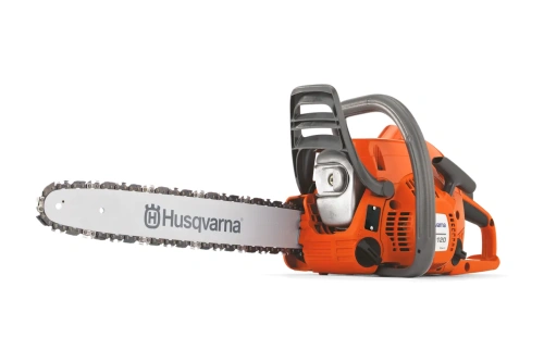 Pilarka Husqvarna 120 Mark II w kolorze pomarańczowym, z białym łańcuchem. Produkt widoczny z boku, stojący, z uchwytami do ręki. Widać logo Husqvarna na prowadnicy. Elementy metalowe i plastikowe o matowej fakturze.
