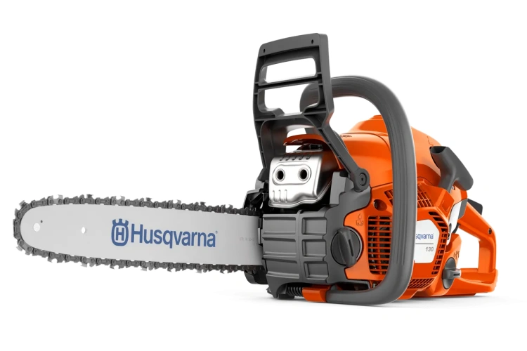 Pilarka Husqvarna 130 w kolorze pomarańczowym, z szarym uchwytem i widoczną, białą prowadnicą z logo Husqvarna. Produkt pokazany z boku, w ujęciu ze zbliżeniem na silnik i detale obudowy. Tło jednolite.