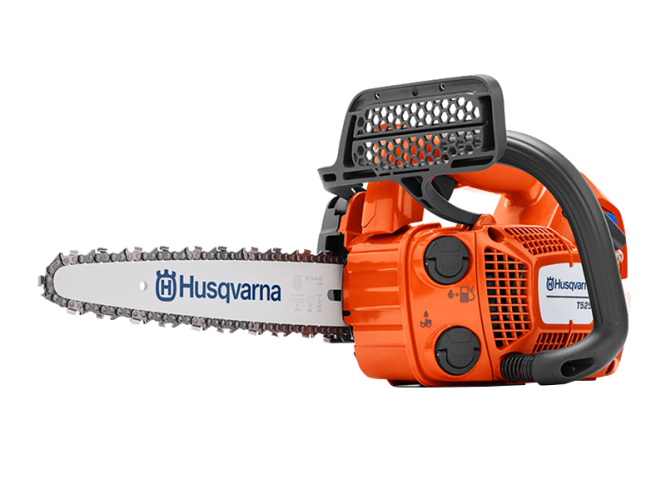Pilarka spalinowa Husqvarna T525 carving w kolorze pomarańczowym, z metalowym łańcuchem i logo na prowadnicy. Ujęcie z boku, z widoczną rączką i elementami sterującymi. Produkt leży na jednolitym tle, co podkreśla jego dopracowane detale.
