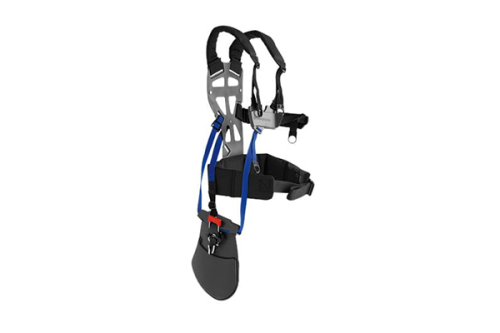 Szelki do wykaszarki Husqvarna 535RXT w kolorach czarnym i niebieskim. Ujęcie boczne, pokazujące ergonomiczną konstrukcję z regulowanymi paskami i metalowym mocowaniem. Widoczna podstawa do przymocowania wykaszarki. Tło jednolite.