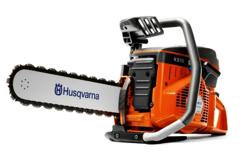 Przecinarka spalinowa Husqvarna K970 w pomarańczowo-czarnej obudowie z metalową piłą i prowadnicą, boczne ujęcie na twardej powierzchni, z logo i oznaczeniem modelu oraz widocznym uchwytem i wlotem powietrza.