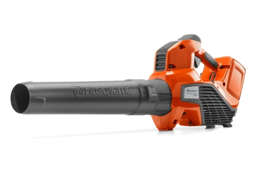 Dmuchawa akumulatorowa Husqvarna 120iB w kolorze pomarańczowym z szarym kompozytem, frontalnie z wyraźnie widocznym logo. Produkt stoi w pozycji poziomej, z wylotem powietrza. Lekka konstrukcja z ergonomiczną rączką, idealna do ogrodu.