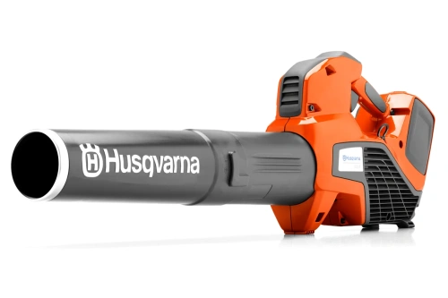 Dmuchawa akumulatorowa Husqvarna 525iB mark II w kolorze pomarańczowym i szarym, z silnikiem umieszczonym z boku. Ujęcie z boku, ukazujące wlot powietrza oraz czytelne logo Husqvarna na obudowie. Produkt stojący, przeznaczony do ogrodnictwa.