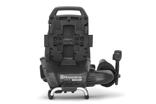 Dmuchawa akumulatorowa Husqvarna 550iBTX w kolorze czarnym, widok z boku. Produkt z metalowym uchwytem, widoczne elementy do mocowania i panel sterujący. Bezprzewodowa konstrukcja oraz wylot powietrza na końcu rurki. Proste, ciemne tło.