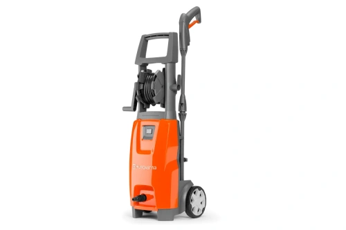 Myjka ciśnieniowa Husqvarna PW 125 w pomarańczowym kolorze z szarymi akcentami, wyposażona w bęben na wąż, panel sterujący, kółka i ergonomiczny uchwyt, widok z boku.