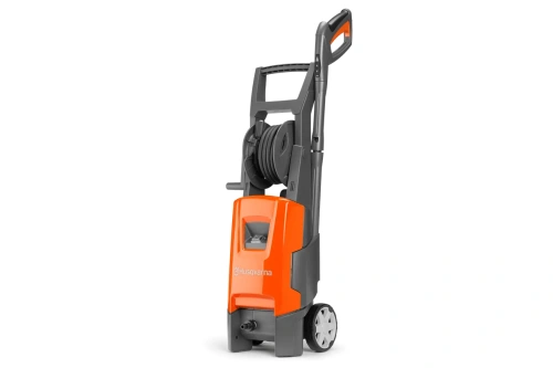 Myjka ciśnieniowa PW 235R Husqvarna w kolorze pomarańczowo-szarym, stojąca, z rączką i zwiniętym wężem. Widoczne logo i detal obudowy oraz koła ułatwiające transport.
