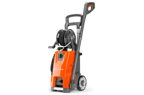 Myjka ciśnieniowa PW 360 Husqvarna w kolorze pomarańczowym i szarym, stojąca w pozycji pionowej. Widoczny na zdjęciu wąż nawijany na bęben, z uchwytem oraz logo Husqvarna na przedniej części. Tło proste, ciemne.
