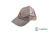 Czapka z daszkiem w kolorze khaki z siateczką z tyłu, podkreślona okrągłym logo Husqvarna w brązowym odcieniu. Ujęcie z boku, z daszkiem wygiętym w dół, stojąca na białym tle, ukazująca zarówno materiał, jak i unikalny design.