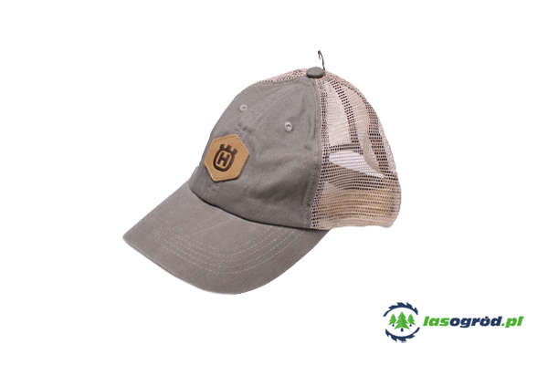 Czapka z daszkiem w kolorze khaki z siateczką z tyłu, podkreślona okrągłym logo Husqvarna w brązowym odcieniu. Ujęcie z boku, z daszkiem wygiętym w dół, stojąca na białym tle, ukazująca zarówno materiał, jak i unikalny design.