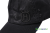 Czarna czapka z daszkiem z haftowanym logo Husqvarna, ujęcie z boku na detal. Materiał teksturowany, z subtelnym wzorem. Widoczne przeszycia i znak firmowy po prawej stronie. Czapka z jonowym daszkiem, idealna do ochrony przed słońcem.