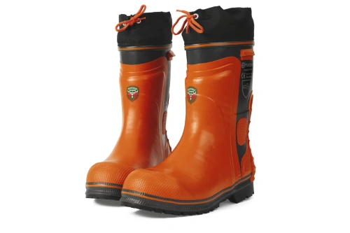 Buty ochronne Husqvarna Functional 24 w kolorze pomarańczowym z czarnym kołnierzem. Wysokie, stojące, z gumowym wykończeniem, mają teksturowaną powierzchnię oraz dwukolorową podeszwę. Widoczne logo na bocznej części oraz wzmocniony czubek.