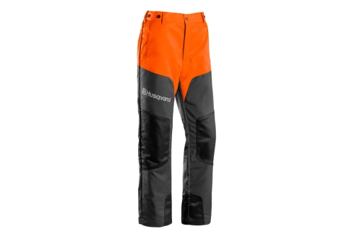 Pomarańczowo-czarne spodnie ochronne Husqvarna Classic 20A z wytrzymałego materiału, wysoką talią, wzmocnieniami i logo na lewej nogawce, idealne do pracy w ogrodzie i lesie.