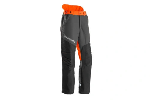 Spodnie ochronne Functional 20A Husqvarna w kolorze szaro-czarnym z pomarańczowymi detalami, stojące, z widocznymi kieszeniami po bokach i logo Husqvarna. Materiał odporny na uszkodzenia, z wzmocnieniami na udach. Prosty, czarny kolor tła.