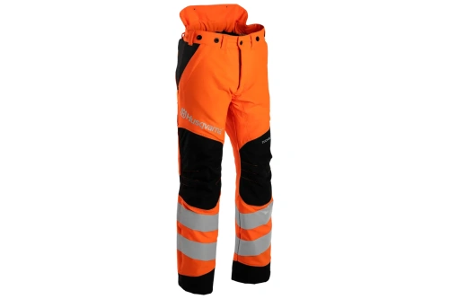 Spodnie ochronne Technical High Viz Husqvarna w intensywnym pomarańczowym i czarnym kolorze, z odblaskowymi paskami na nogawkach. Stojące, widok z boku. Cechy: wzmocnione na kolanach, logo Husqvarna oraz napisy TECHNICAL na nogawce.