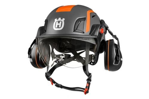 Kask arborystyczny Spire Vent Husqvarna w kolorze szarym z pomarańczowymi akcentami. Z przodu widoczne logo marki, boczne osłony słuchowe i przezroczysta szybka. Kask prezentowany frontalnie, z wyraźnymi detalami i regulowanym zapięciem.