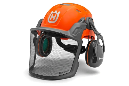 Kask leśny Husqvarna w kolorze pomarańczowym, z siatkowym osłonięciem twarzy oraz wkładkami ochronnymi. Zdjęcie pokazuje produkt z boku, z bliska, podkreślając detale mocowania i logo na czole. Tło neutralne, podkreślające kask.
