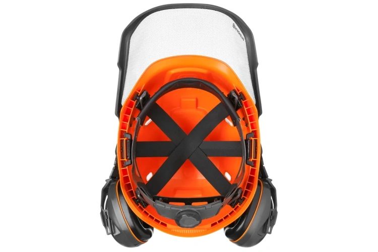 Kask leśny Technical Husqvarna w kolorze pomarańczowym z czarnymi elementami, widziany z góry. Zawiera czarne pasy mocujące oraz regulacyjny mechanizm z tyłu. Siatka wentylacyjna na wierzchu zapewnia cyrkulację powietrza. Bez dodatkowych oznaczeń.