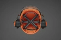 Kask Functional z radiem FM Husqvarna w kolorze pomarańczowym, widok z góry. Wnętrze z systemem mocowania z czarnymi pasami, słuchawki ochronne po bokach. Siatka wentylacyjna na górze, kask przeznaczony do ochrony słuchu i głowy.