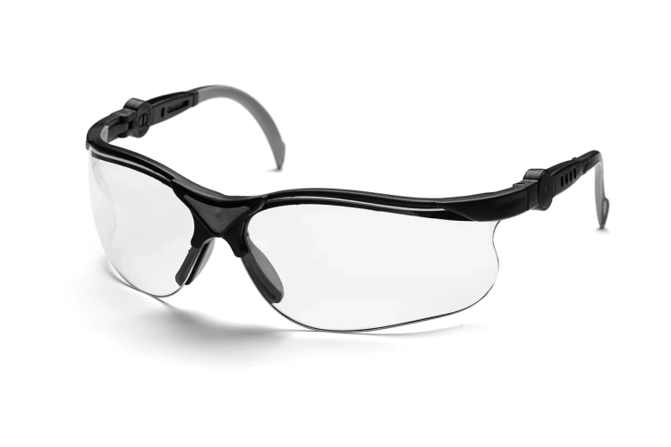 Okulary ochronne Clear-X Husqvarna, białe, z przezroczystymi soczewkami i elastycznymi zausznikami. Zaokrąglony kształt, brak logo, na jednolitym tle podkreślającym neutralność wizualną.