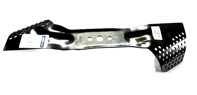 Nóż kosiarki oryginał Husqvarna, długość 43,8 cm, wykonany z metalowej, błyszczącej stali. Kształt prostokątny z perforacją i trzema otworami. Przedmiot leży płasko na białym tle, bez dodatkowych elementów otoczenia.
