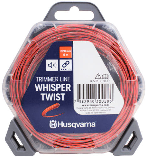 Linka tnąca Whisper Twist o średnicy 2,0 mm i długości 15 m, zwinięta w hexagonalnym opakowaniu. Kolor: czerwony. Widoczne logo Husqvarna oraz informacje o produkcie. Przezroczyste tło, prezentujące produkt w prosty sposób.