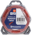 Czerwona linka tnąca 1,5 mm x 15 m Whisper Twist w przezroczystym ośmiokątnym pudełku z logo Husqvarna, zagiętym końcem, na białym tle.