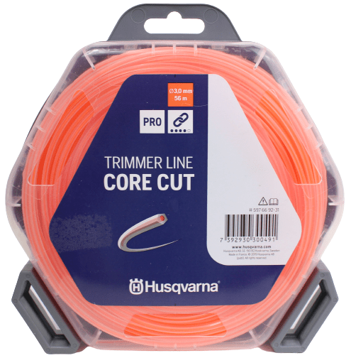 Linka tnąca o średnicy 3,0 mm i długości 56 m, w pomarańczowym kolorze, opakowana w okrągłe, przezroczyste pudełko. Wyraźne logo Husqvarna oraz napis CORE CUT na niebieskim tle. Ułożona w formie spirali, z uchwytem do łatwego przenoszenia.